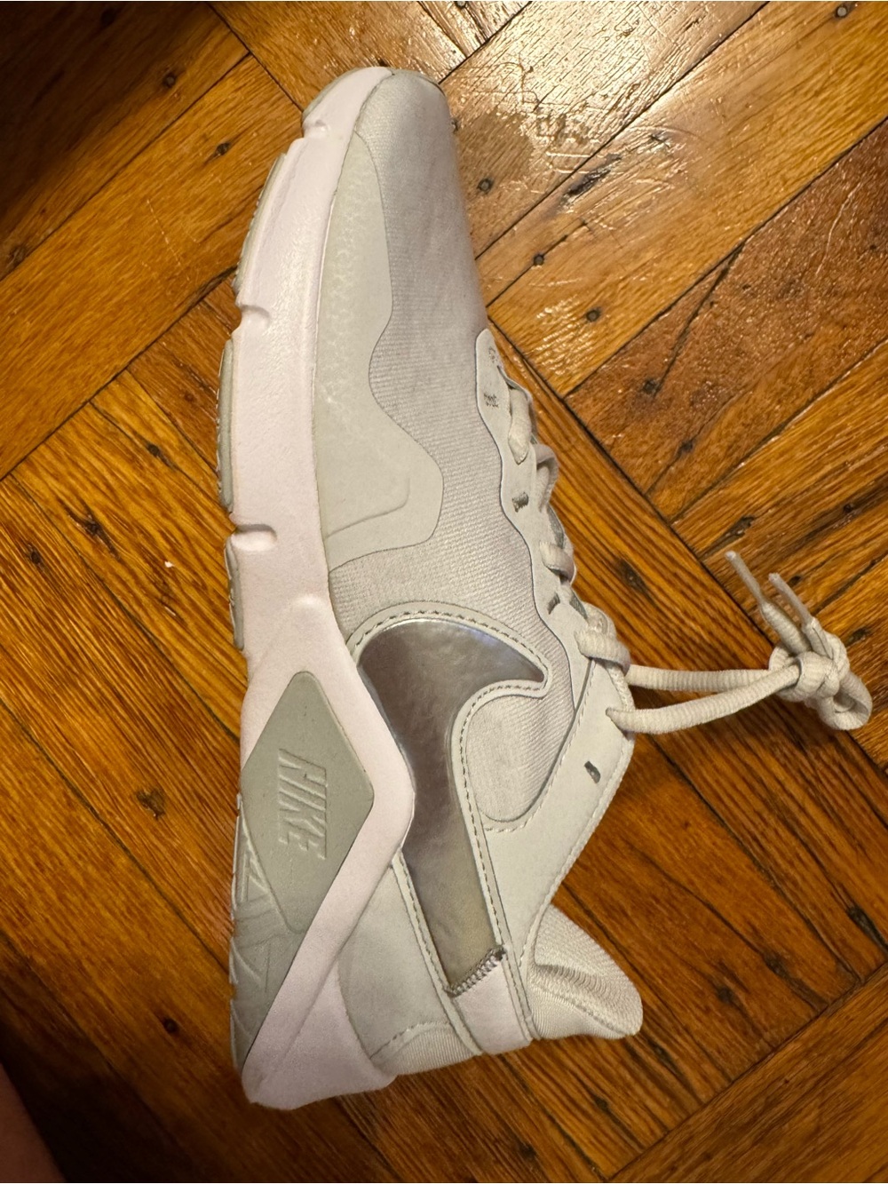 Nike Women's LEGEND ESSENTIAL 2 'PHOTON DUST METALLIC SILVER' - Picture 8 of 9